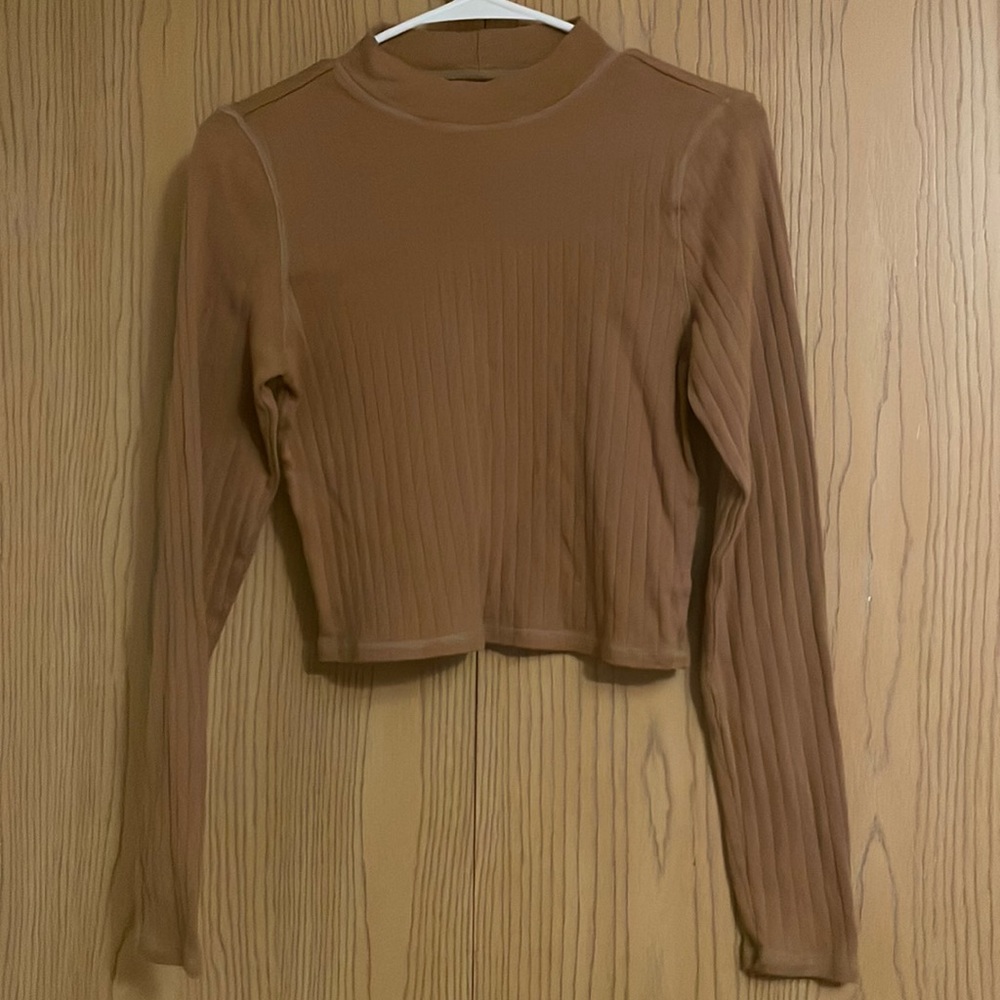 Basic cropped AE mock neck sweater.